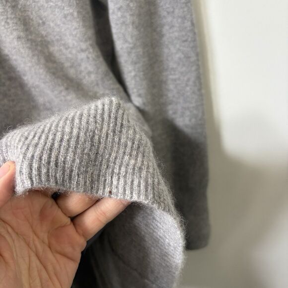 Isaac Mizrahi Women’s Cashmere Sweater XS Gray Long Sleeve Ruffled Pullover Cozy - Picture 7 of 8